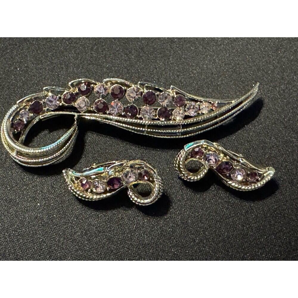 Vintage Coro Signed Brooch & Clip On Earrings EUC White/Purple/Light Purple